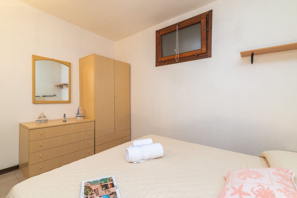 Family Apartment, Multiple Bedrooms (I Fari 74 600m From The Beach)