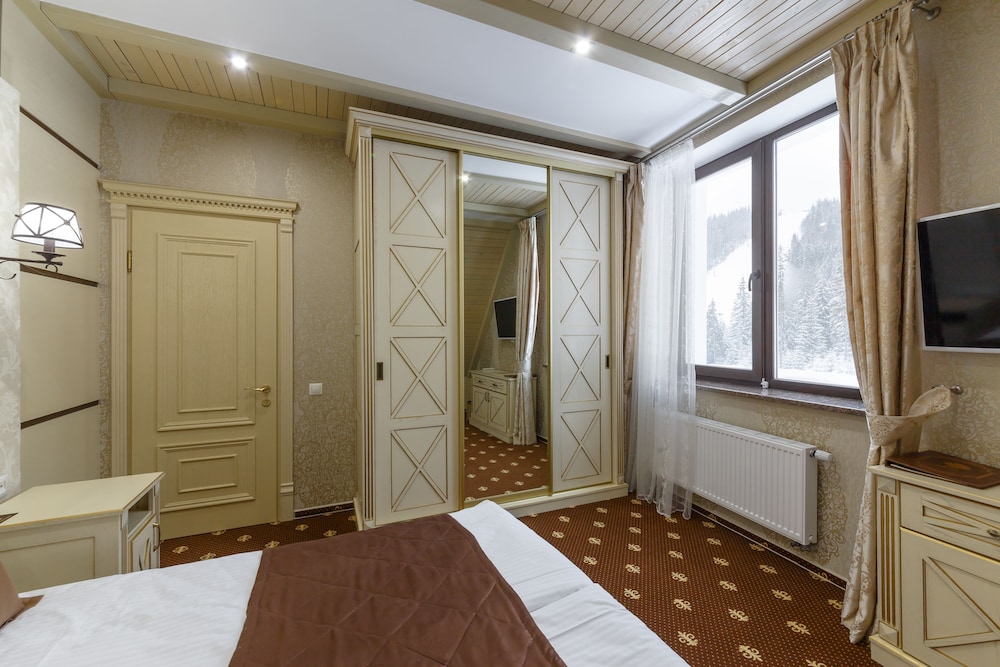 Luxury Suite, Balcony, Mountain View photo 3