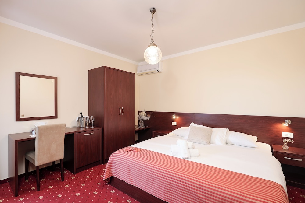 Classic Room, 1 Bedroom, Partial Sea View