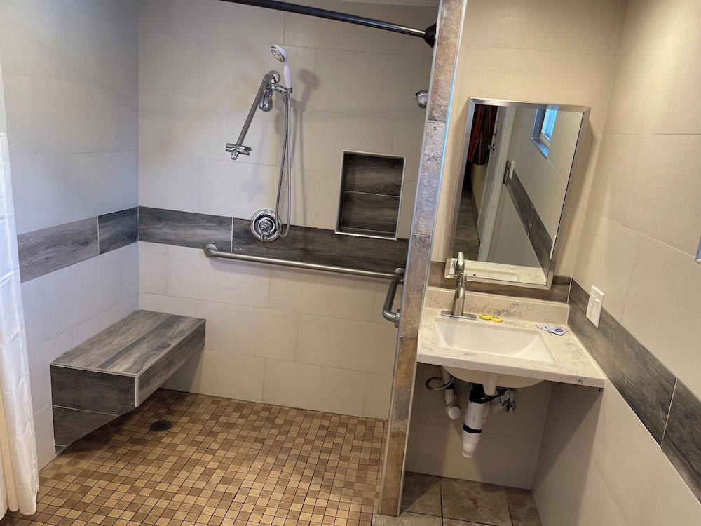 Deluxe Room, 1 King Bed, Accessible - Photo 2