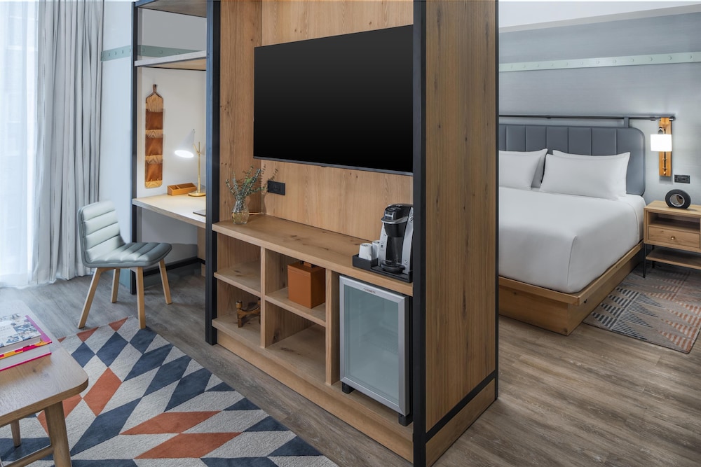 Executive Suite, 1 King Bed with Sofa bed, Roll-in Shower