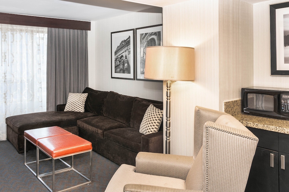 Executive Suite, 1 King Bed with Sofa bed, City View - Photo 7