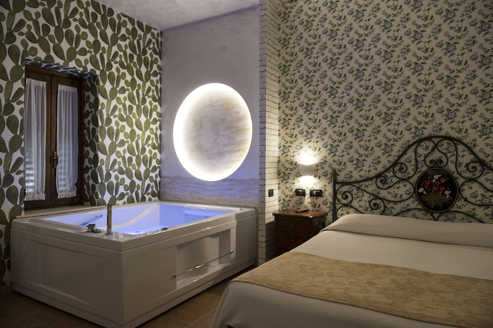 Comfort Suite, 2 Bedrooms, Jetted Tub