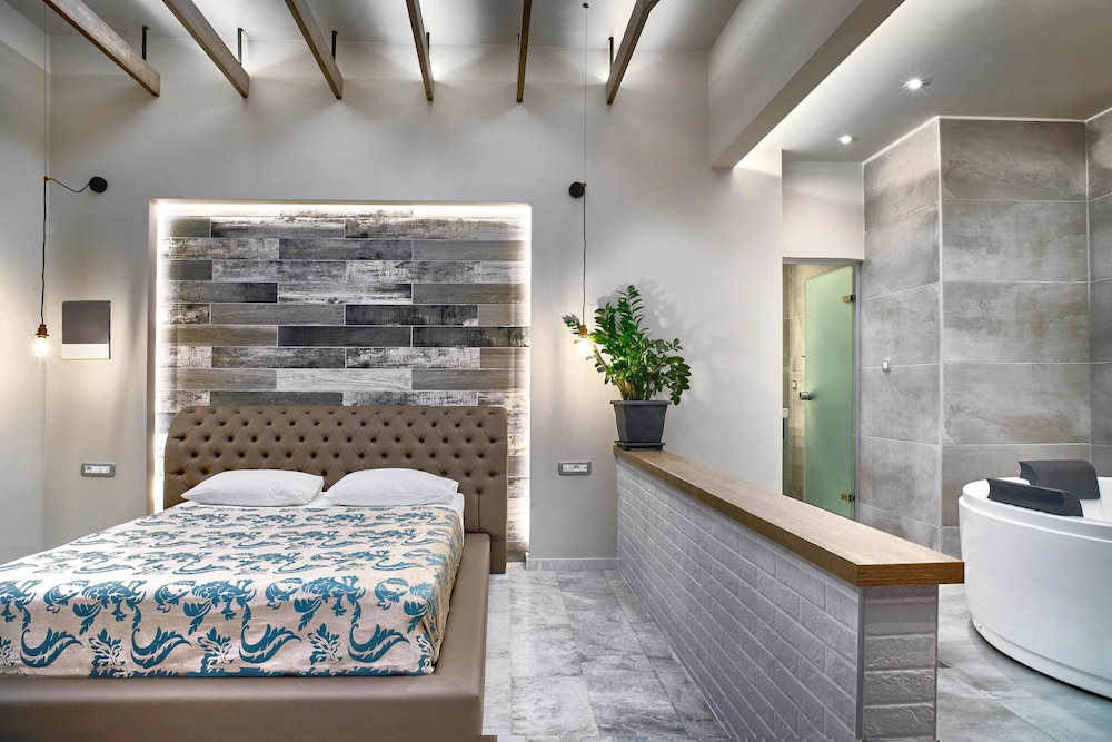 Deluxe Studio Suite, Hot Tub photo 3