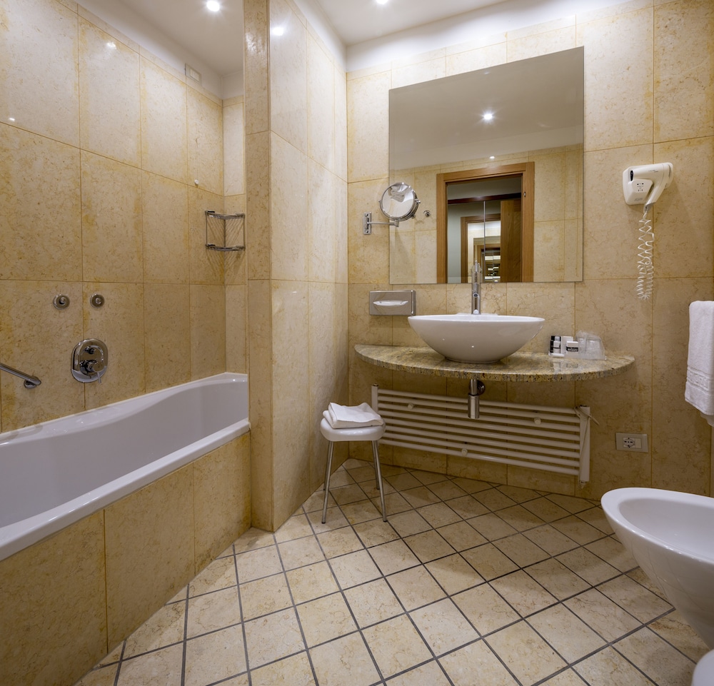 Standard Room, Multiple Beds - Photo 4