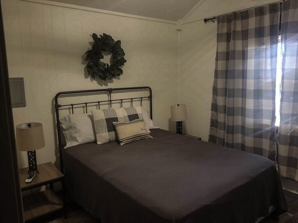 Modern cabin Lake Texoma, Kitchenette, Screened Patio, Beach View - No Pets