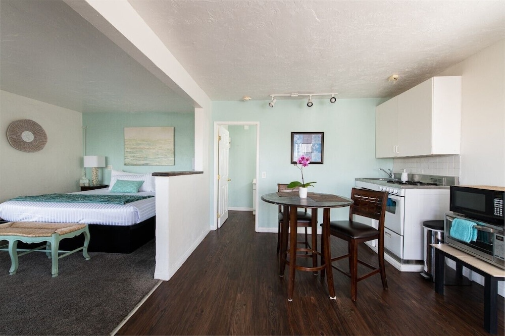 Premium Suite, 1 King Bed, Pets Not Allowed photo 1