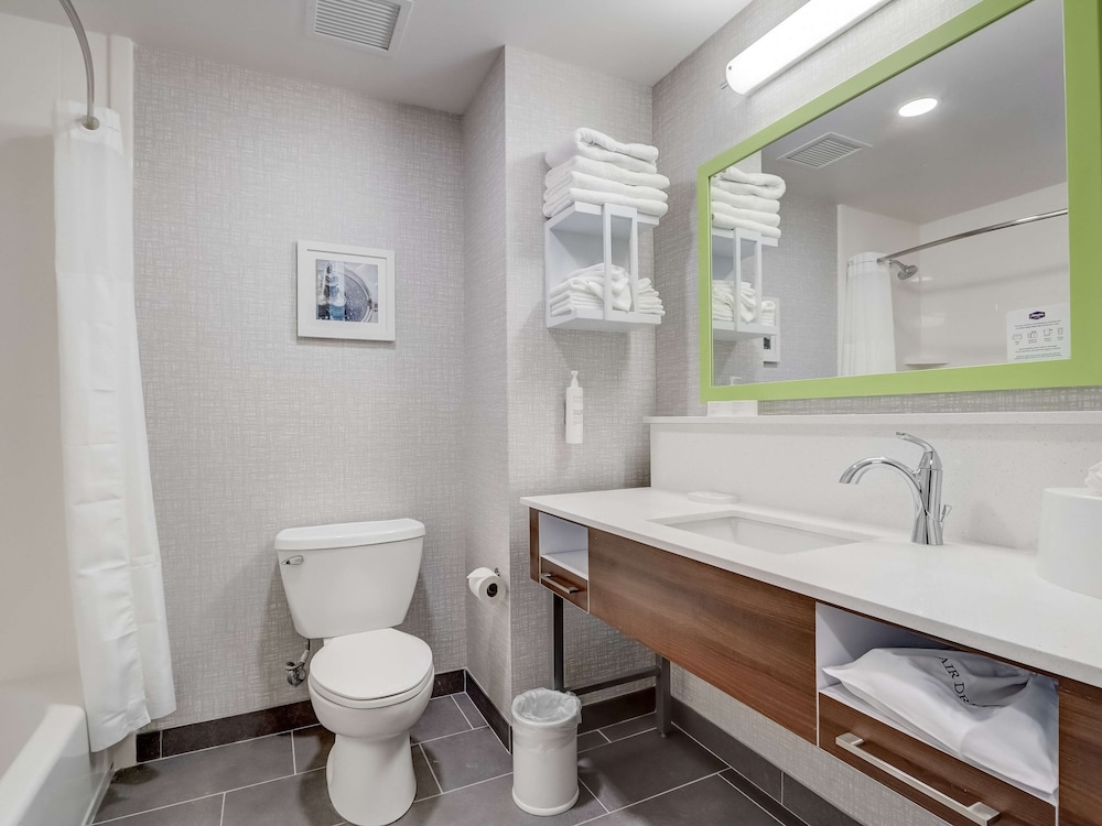 Room, 2 Queen Beds, Accessible, Bathtub (Hearing) - Photo 20
