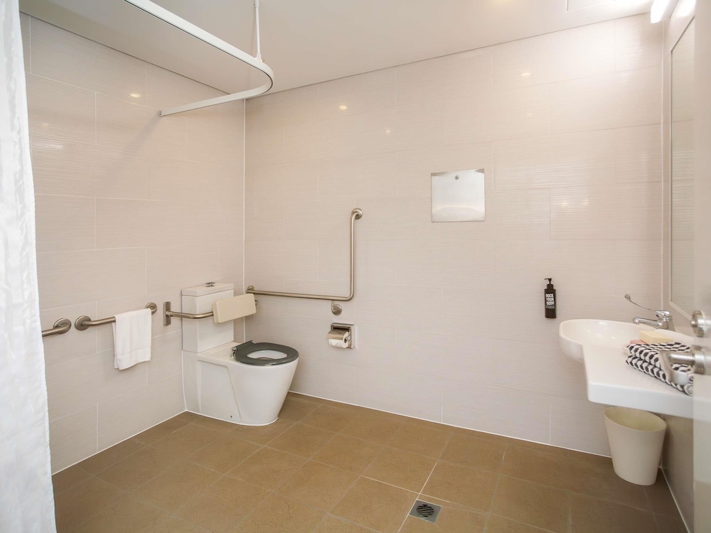 Standard Accessible Room with 1 Queen & 1 Single Bed photo 3