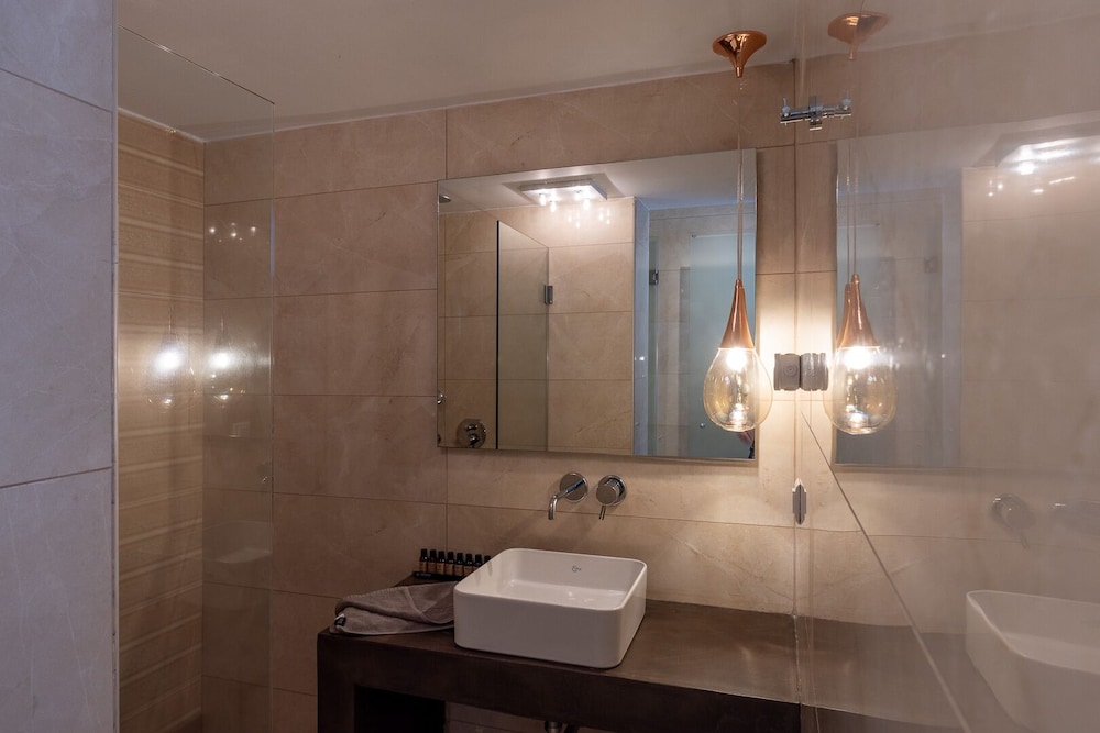 Junior Suite, Pool View - Photo 4