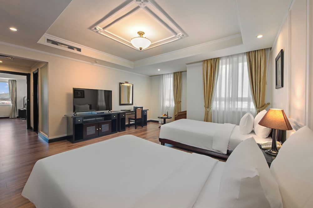 Family Suite (French Wing) - Photo 9