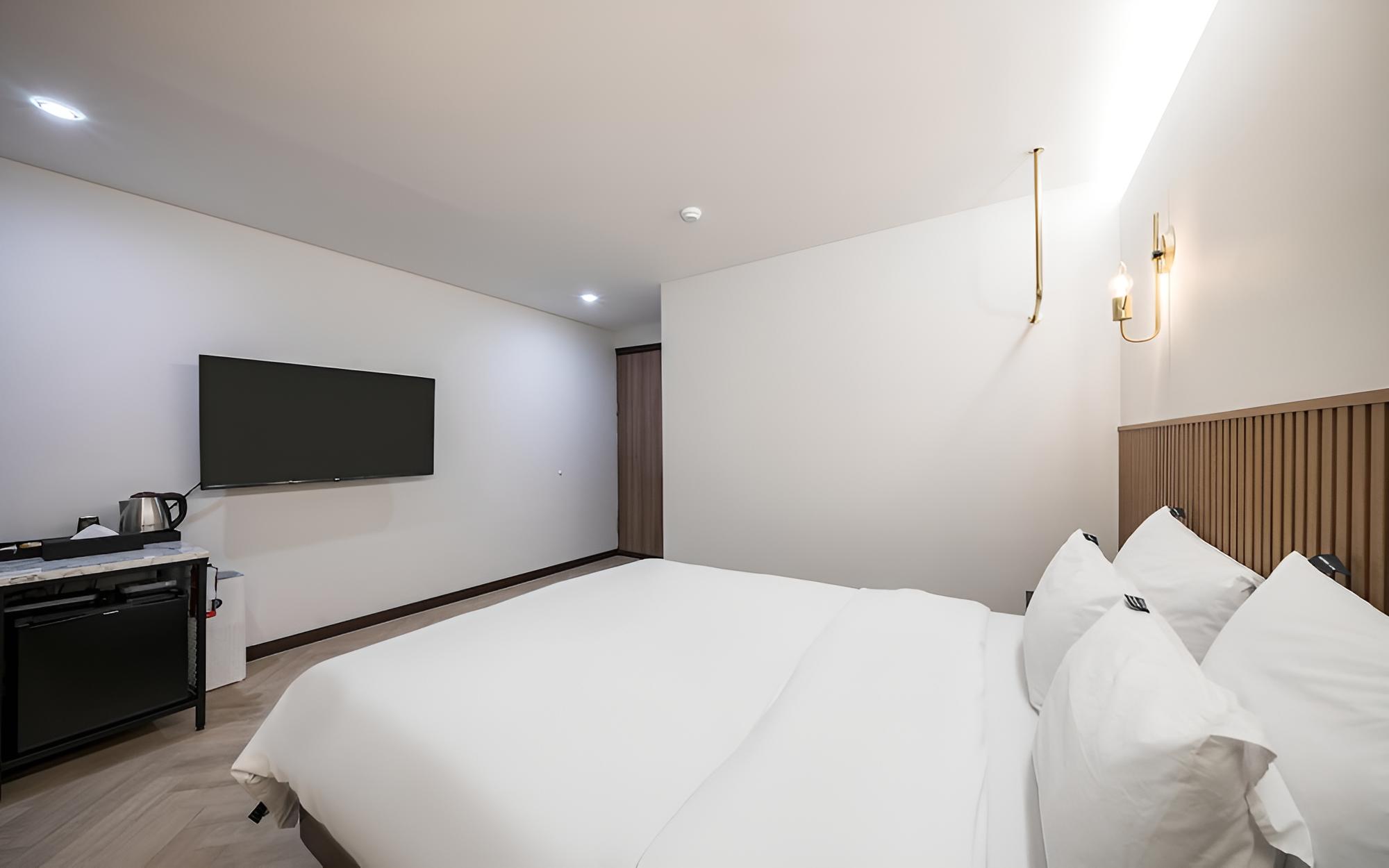 Room (STANDARD (50-inch LG UHD TV) (Netflix) - Photo 1