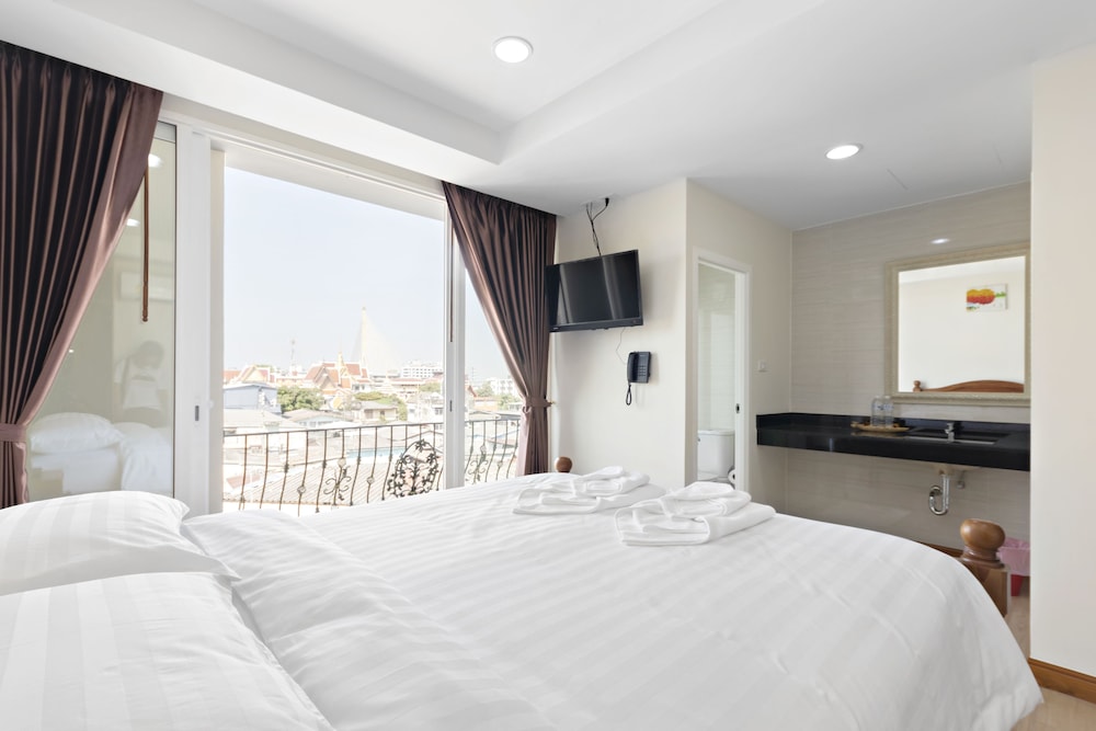 Deluxe Double Bed photo 1