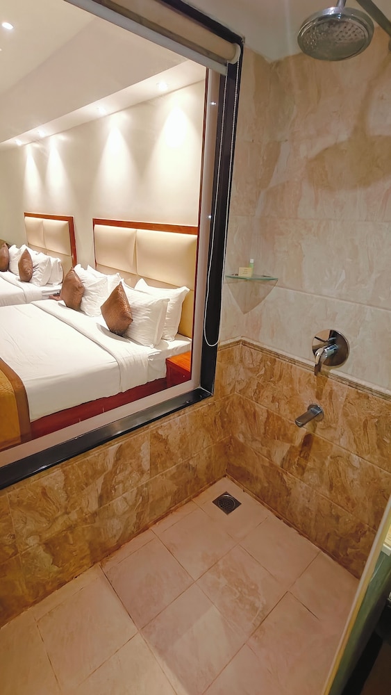 Luxury Suite - Photo 24
