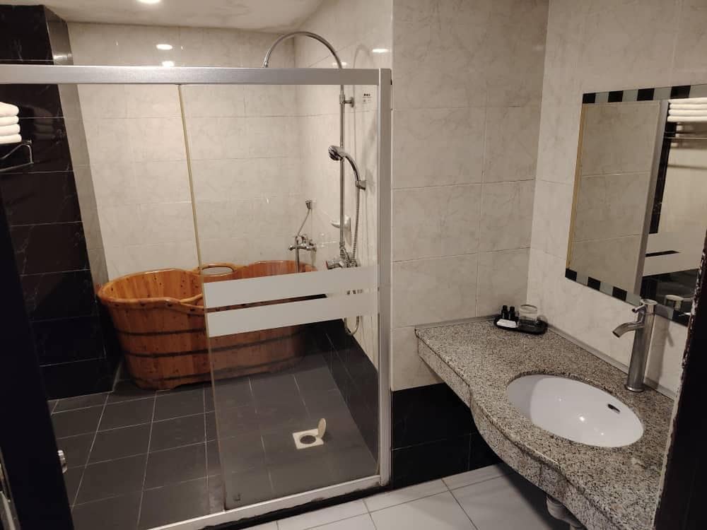 Grand Apartment, 1 Bedroom, Partial Lake View