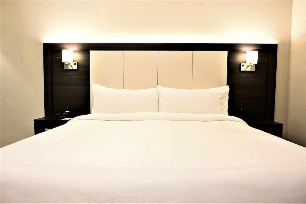 Suite, 1 King Bed thumbnail 6