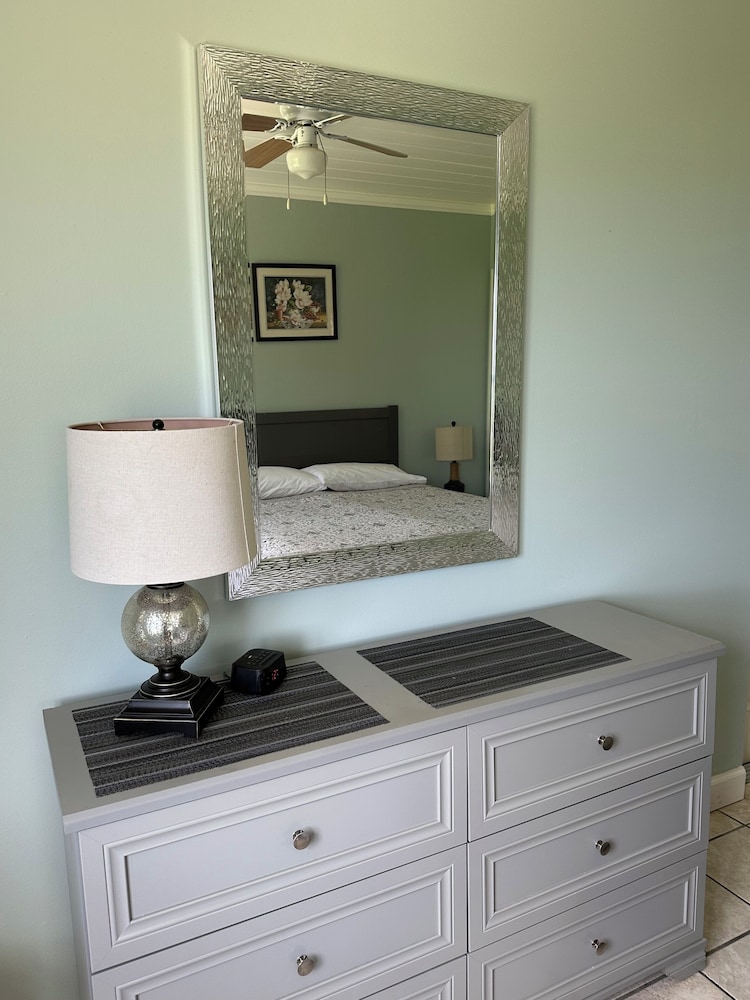 Suite, 1 Queen Bed with Sofa bed photo 2