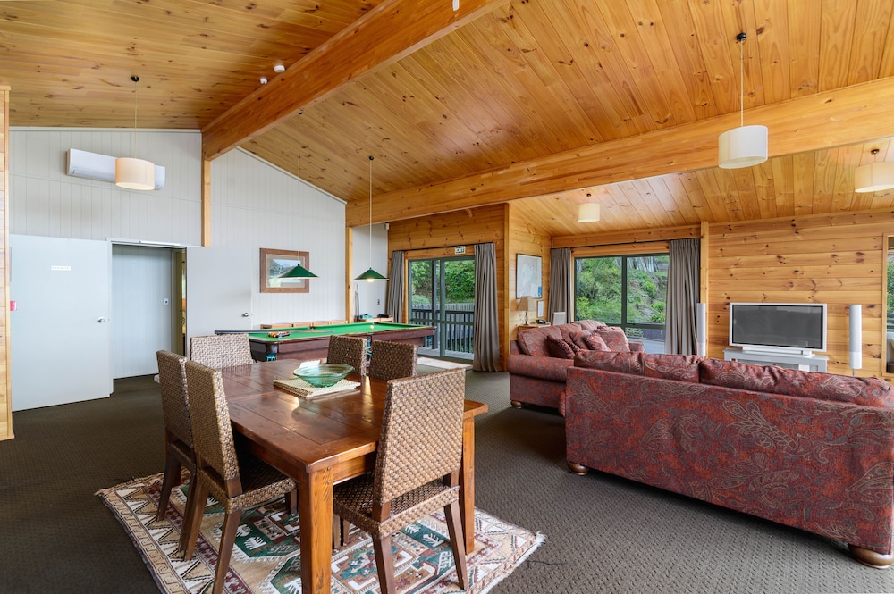 Luxury Apartment, 2 Bedrooms, Balcony, Lake View