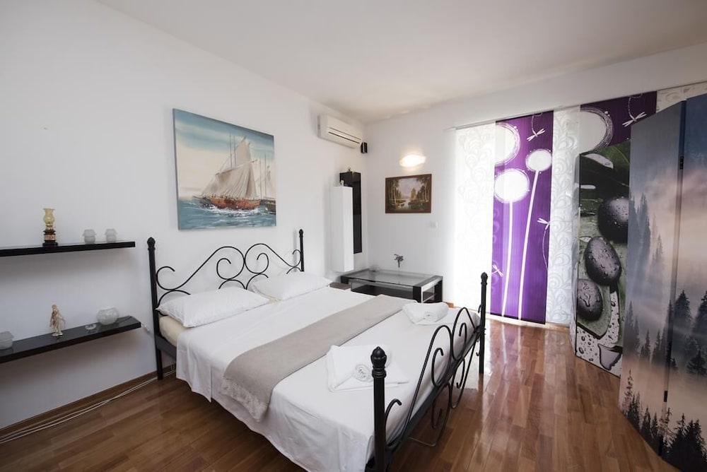 House (One Bedroom Home with Pool) photo 1