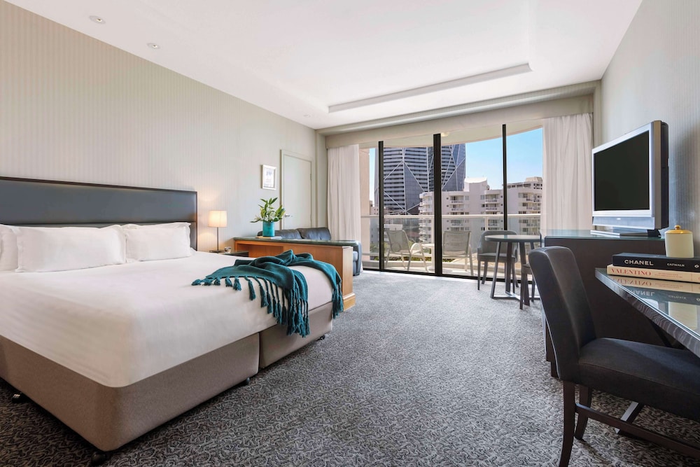 Hotel Room - Photo 6