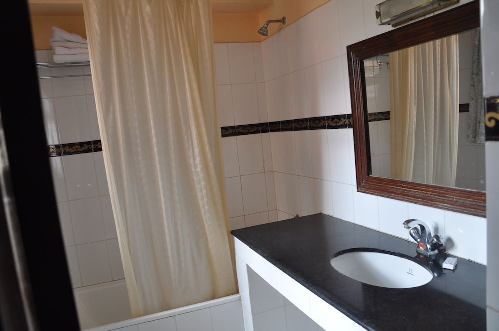 Deluxe Room - Photo 9
