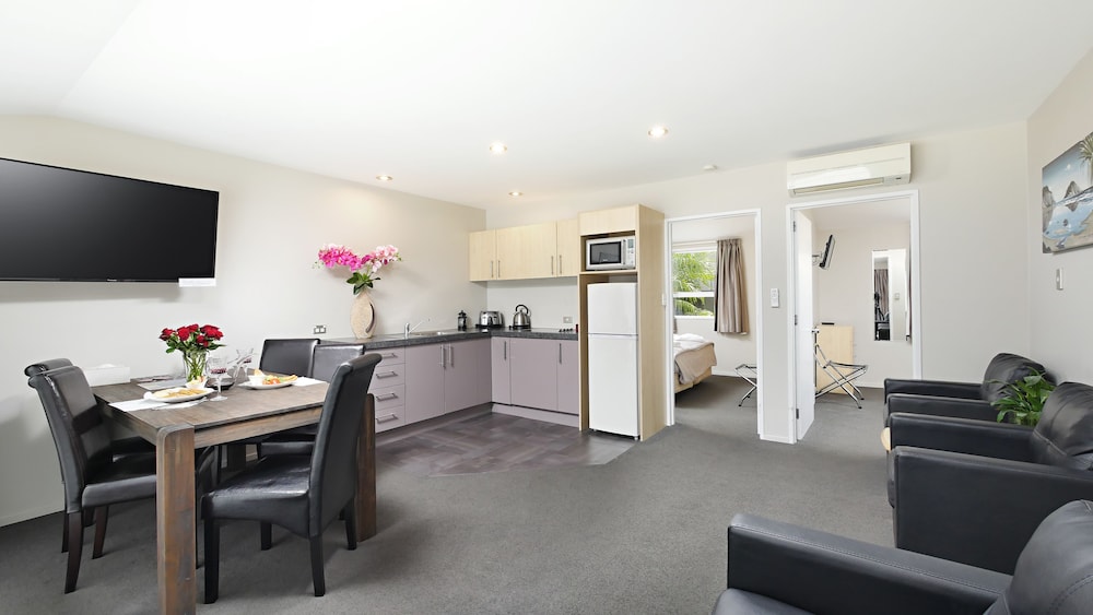 Two Bedroom Deluxe Suite - Photo 4