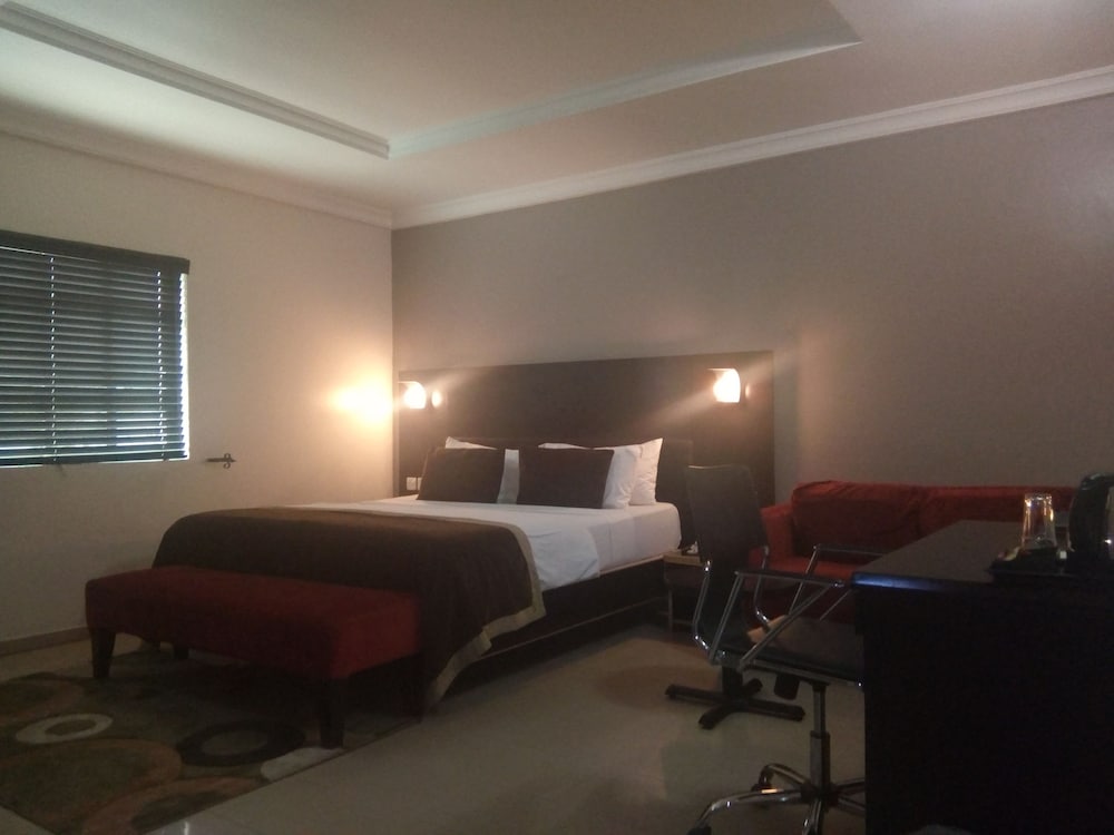 Royal Double Room, 1 Queen Bed, Non Smoking, Pool View photo 1
