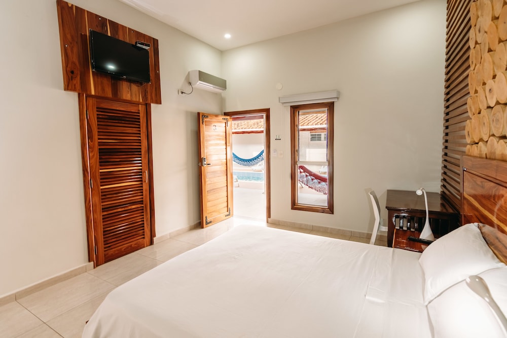 Deluxe Suite, 1 Queen Bed, Private Bathroom photo 2