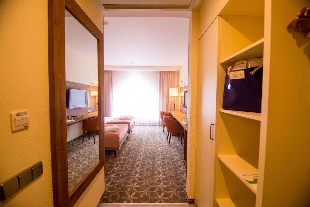 Superior Room, 2 Twin Beds, City View photo 2