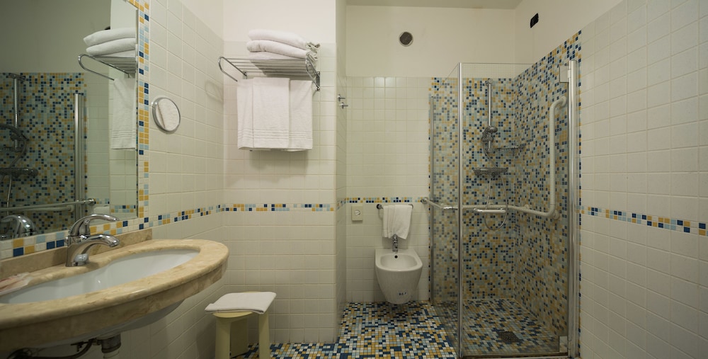 Double or Twin Room - Photo 6