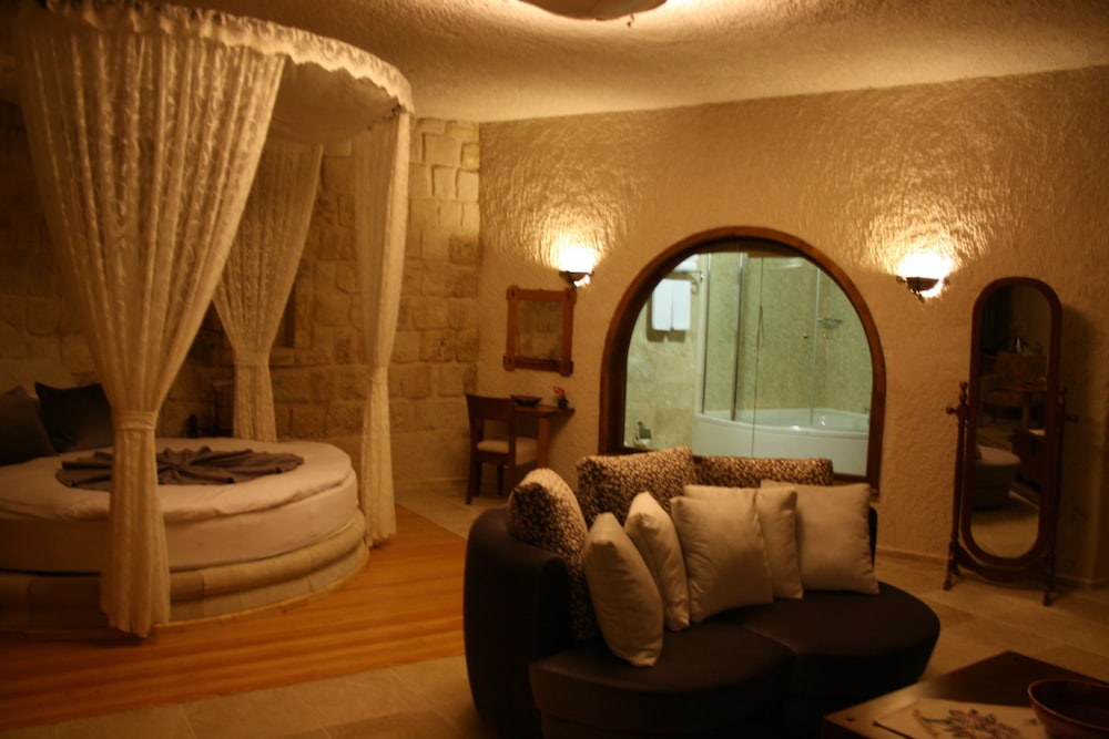 Honeymoon Suite photo 2