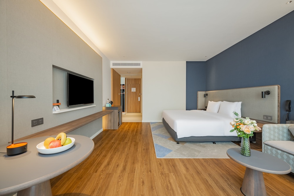 Standard Room, 1 King Bed (High Floor, Extra Floor Space) - Photo 4