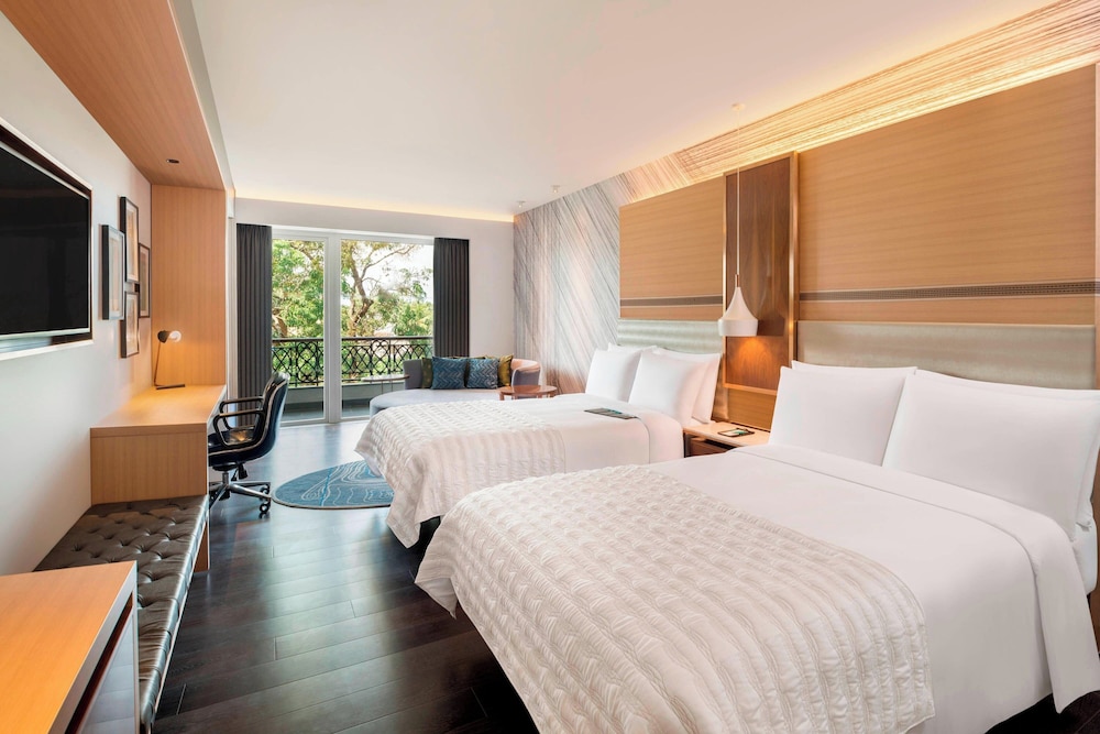 Family Studio, 1 Queen Bed, City View (Balcony) photo 3