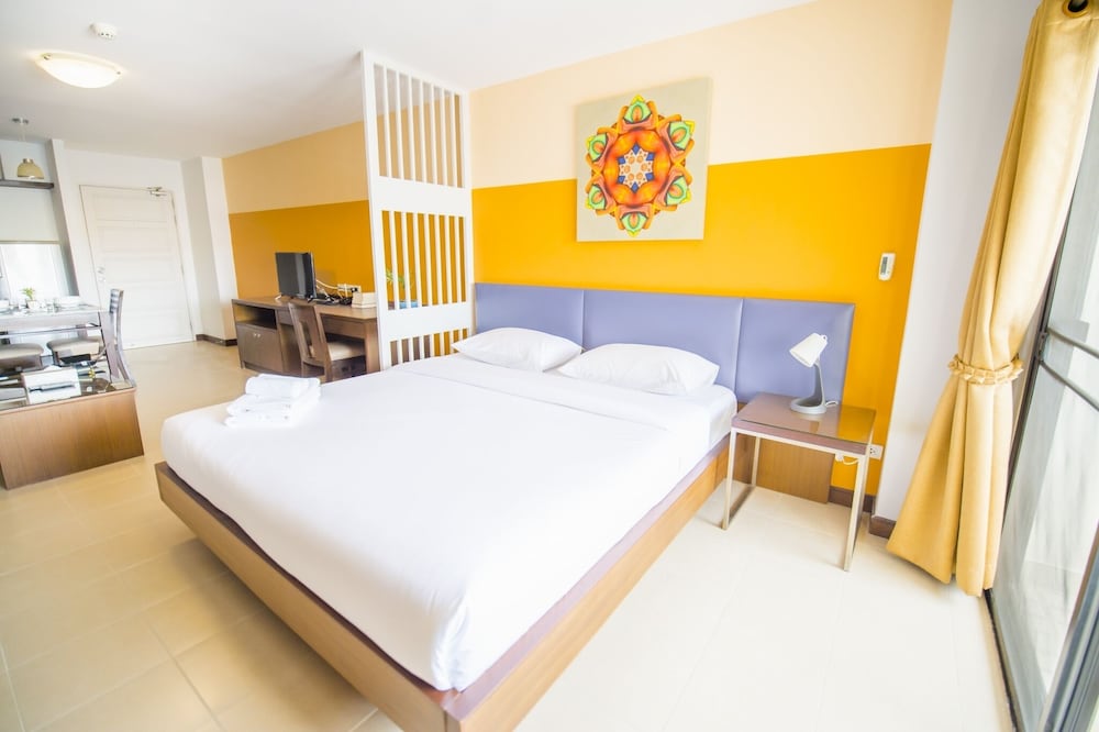 Deluxe Room, 1 King Bed photo 2