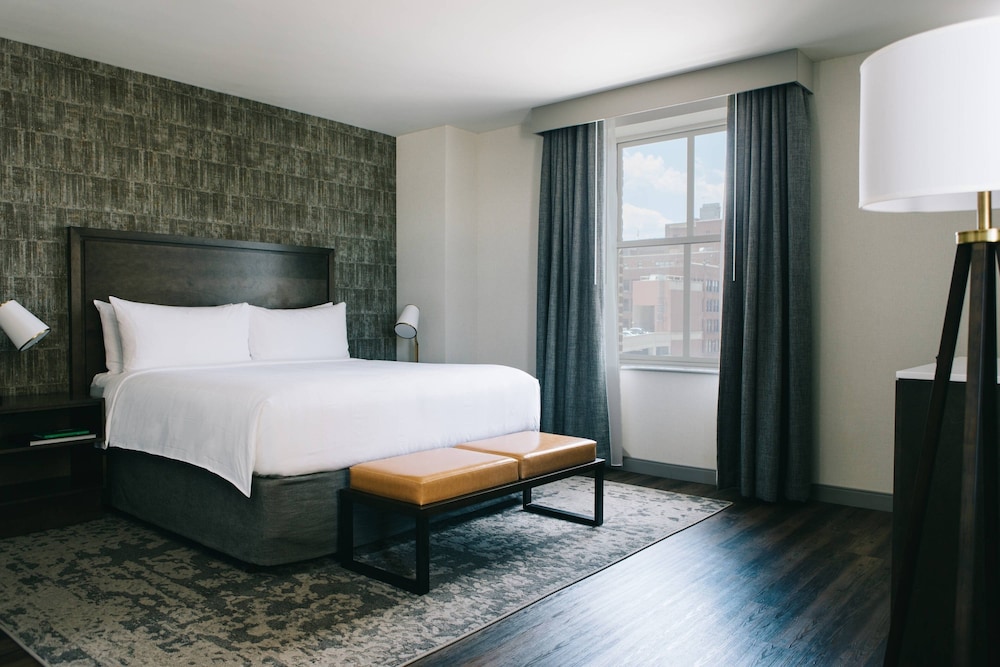 Executive Suite, 1 King Bed with Sofa bed, Corner photo 3