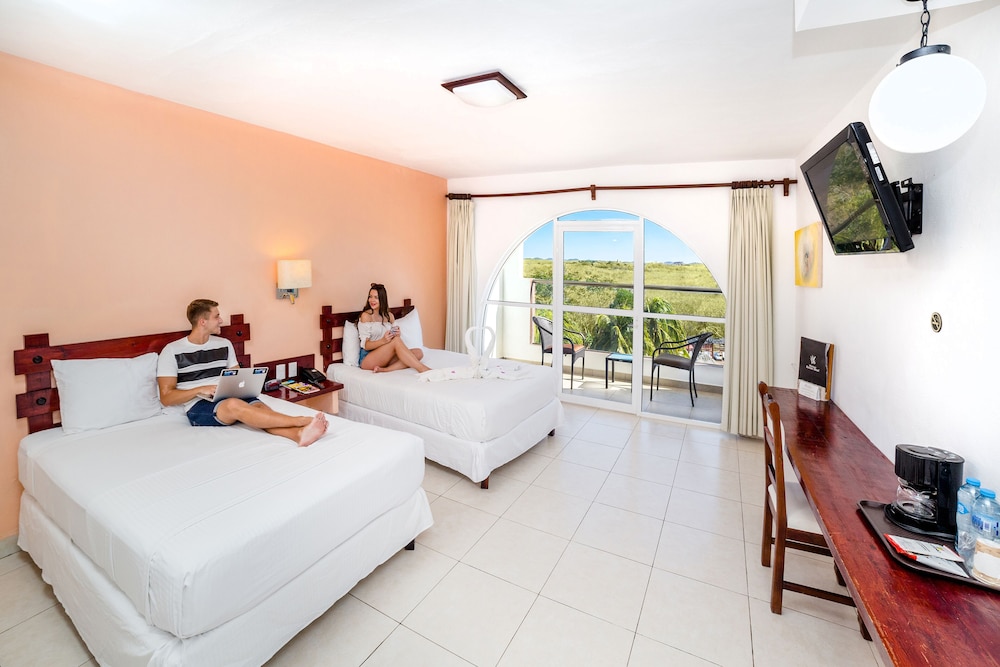 Standard Room, 2 Double Beds, Pool View photo 1