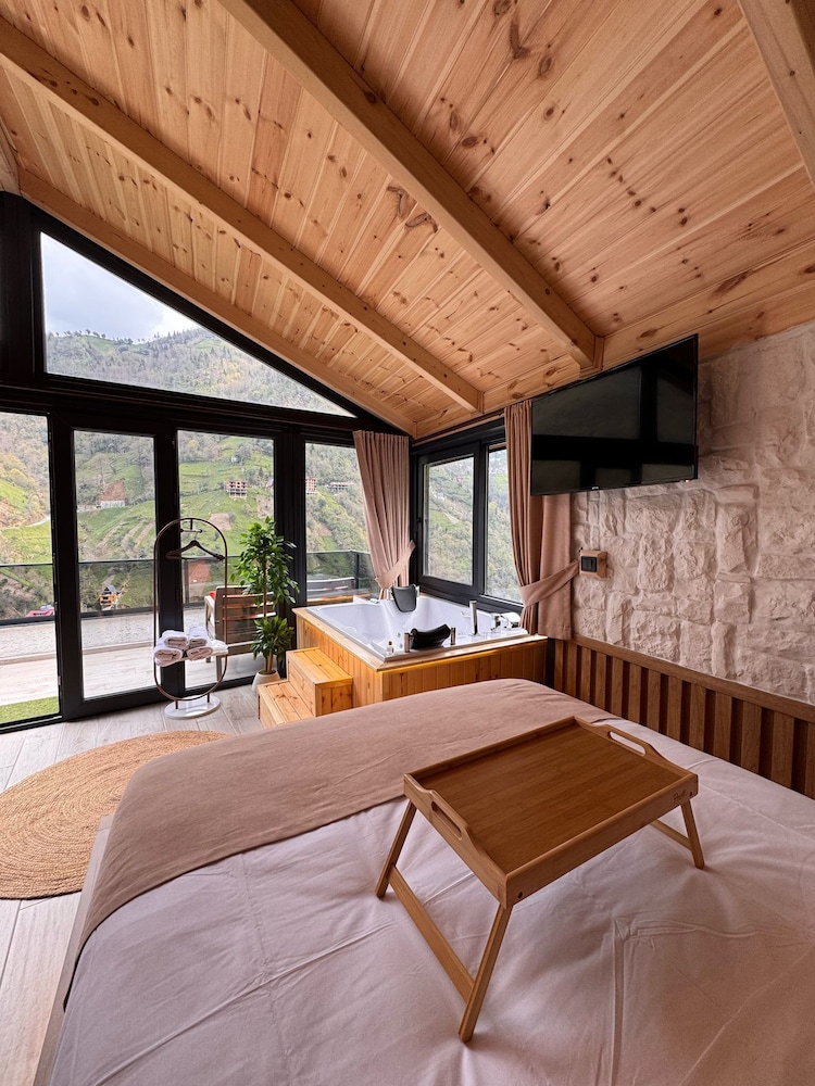 Honeymoon Cabin, River View photo 3