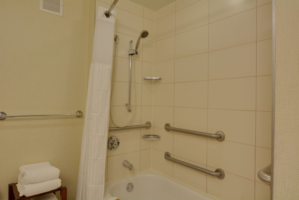 Classic Room, 2 Queen Beds, Accessible, Bathtub - Photo 6