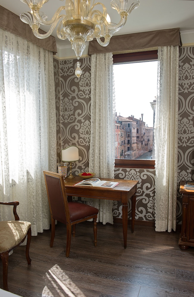 Superior Room, Canal View thumbnail 6