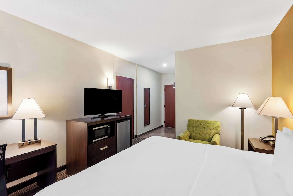 Suite, 1 King Bed, Accessible, Refrigerator & Microwave - Photo 2