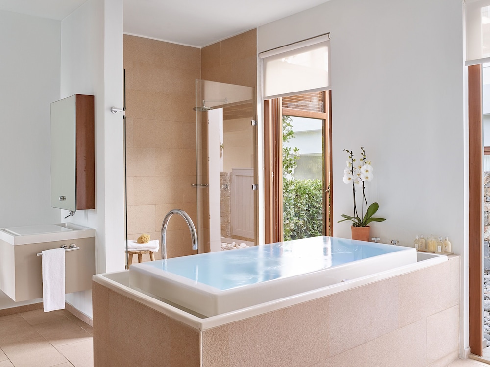 Junior villa waterfront with private pool (one bedroom) thumbnail 5