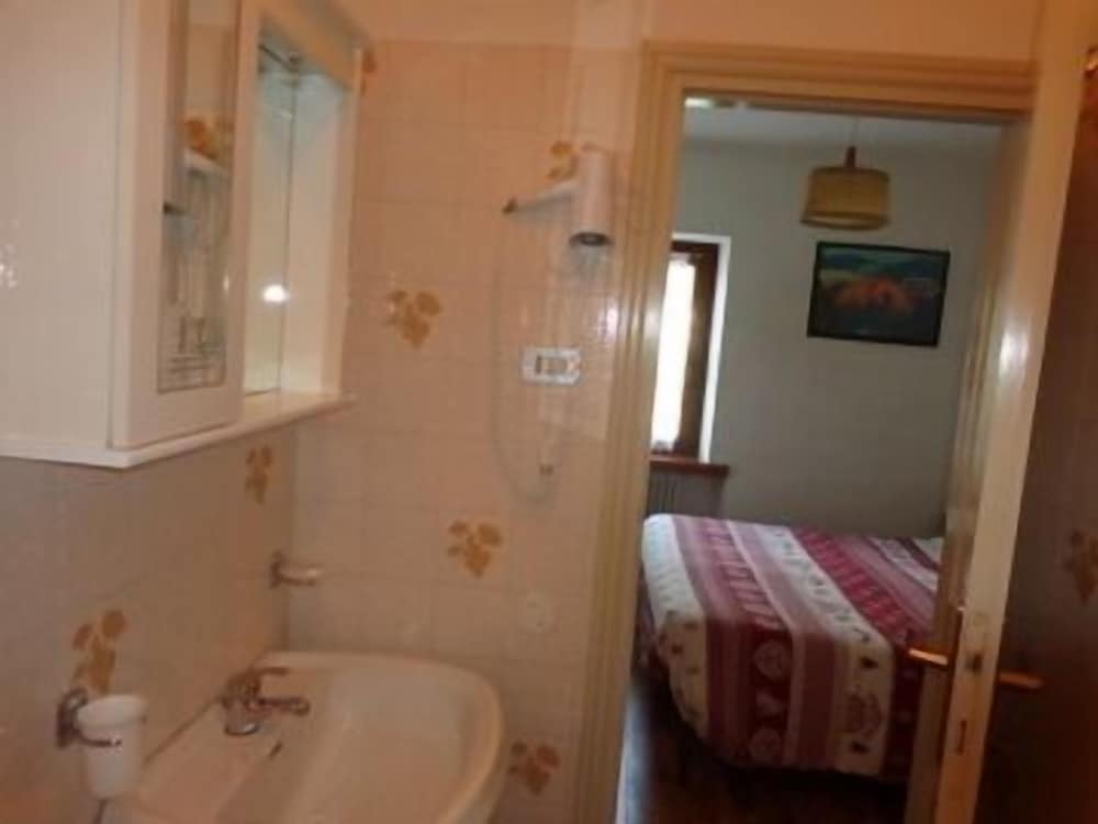 Single Room photo 3
