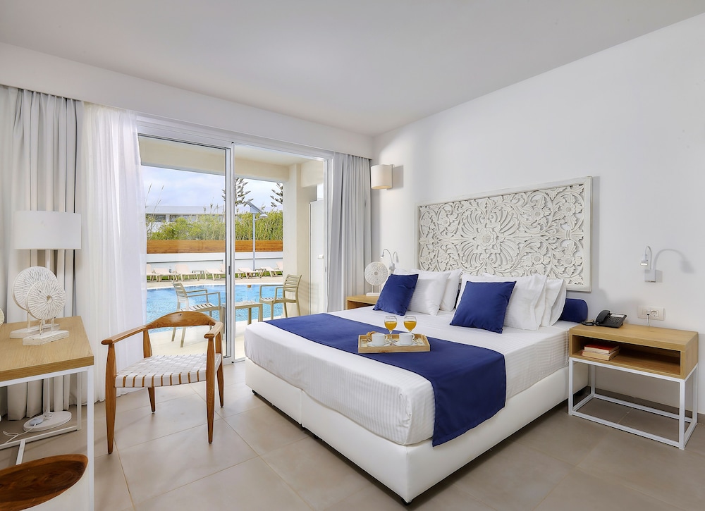 Junior Suite with Sharing Pool
