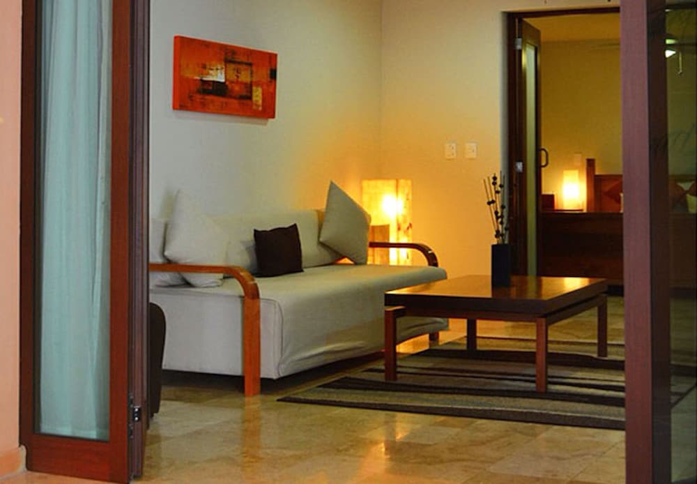 Suite, 1 Bedroom - Photo 2