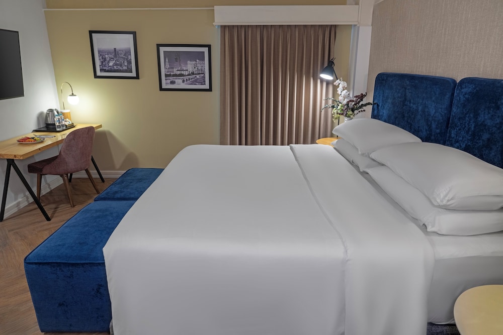 Premium Room, 1 King Bed, Non Smoking - Photo 3