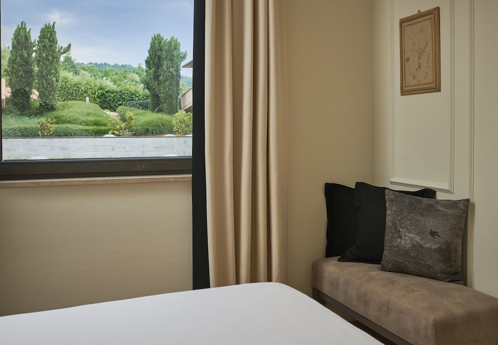 Deluxe Valley View Balcony - Photo 6