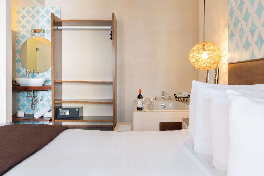 Luxury Room, 1 King Bed with Jacuzzi photo 2
