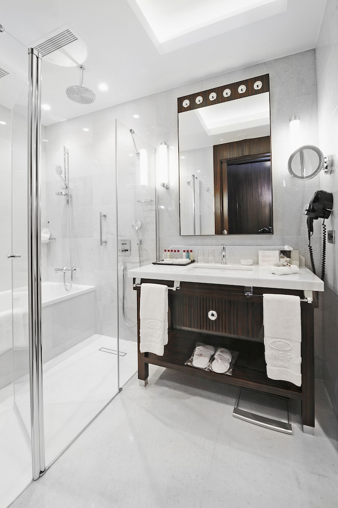 Standard Room, 1 King Bed, City View - Photo 3
