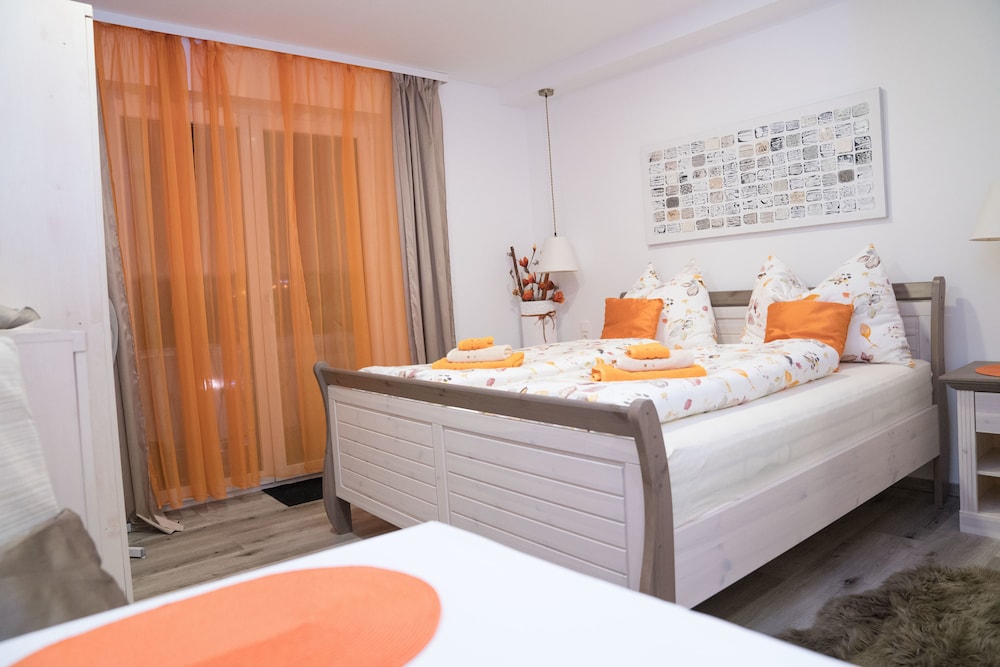 Deluxe Double Room, 1 King Bed, Balcony (Orange / Grey Nr 2) photo 2
