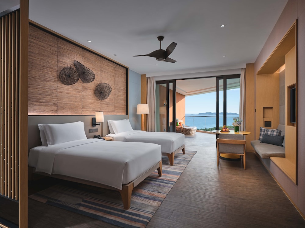 2 Double Beds Standard Oceanfront thumbnail 6